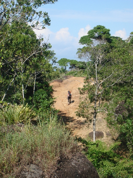 Kalapalo Editora  TREKKING NA ILHABELA